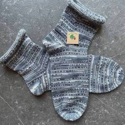 Gestrickte Socken Gr. 46/47 – Rollrand Wollsocken grau geringelt, Herrensocken Geschenkverpackung inkl.