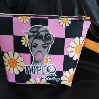 Waschtasche Nope – Stylische, abwaschbare Kulturtasche mit Karomuster & Blüten