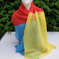 Schultertuch - Lacetuch aus Mohair mit Seide in Blau, Rot und Gelb mit feinem Netzmuster - Handarbeit