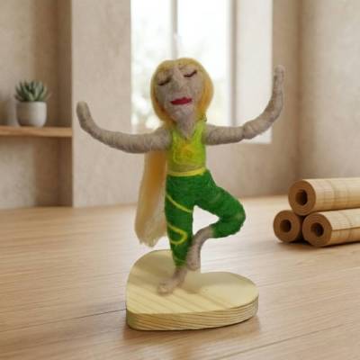 Filzfigur Jolanda – „Aus dem Gleichgewicht...“ Yoga-Deko Tänzerin, bewegliches Unikat handgemacht aus Wolle auf Holzherz