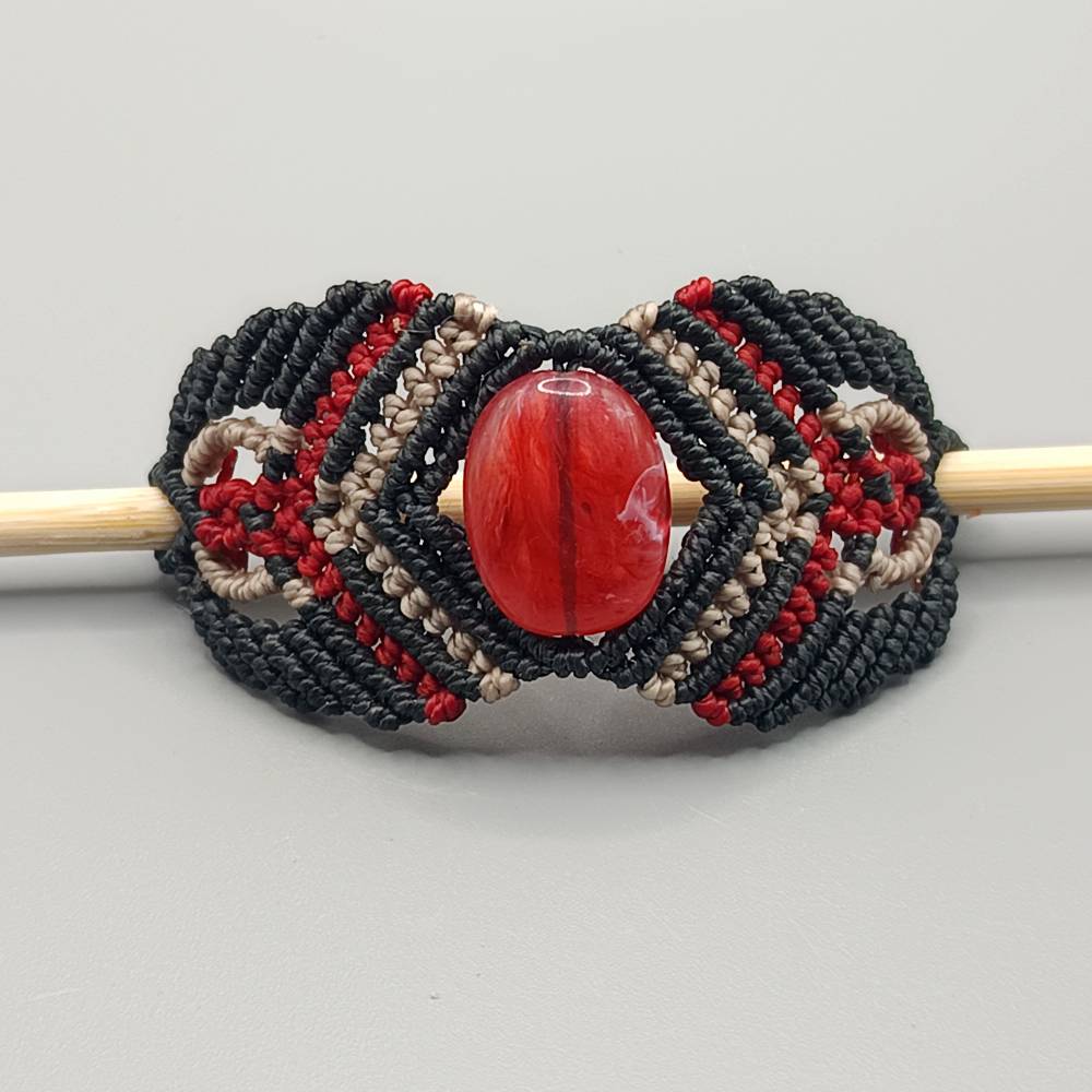 Makramee Haarspange in schwarz, rot und beige mit einem roten Glasstein und einem naturbelassenem Holzpin Bild 1