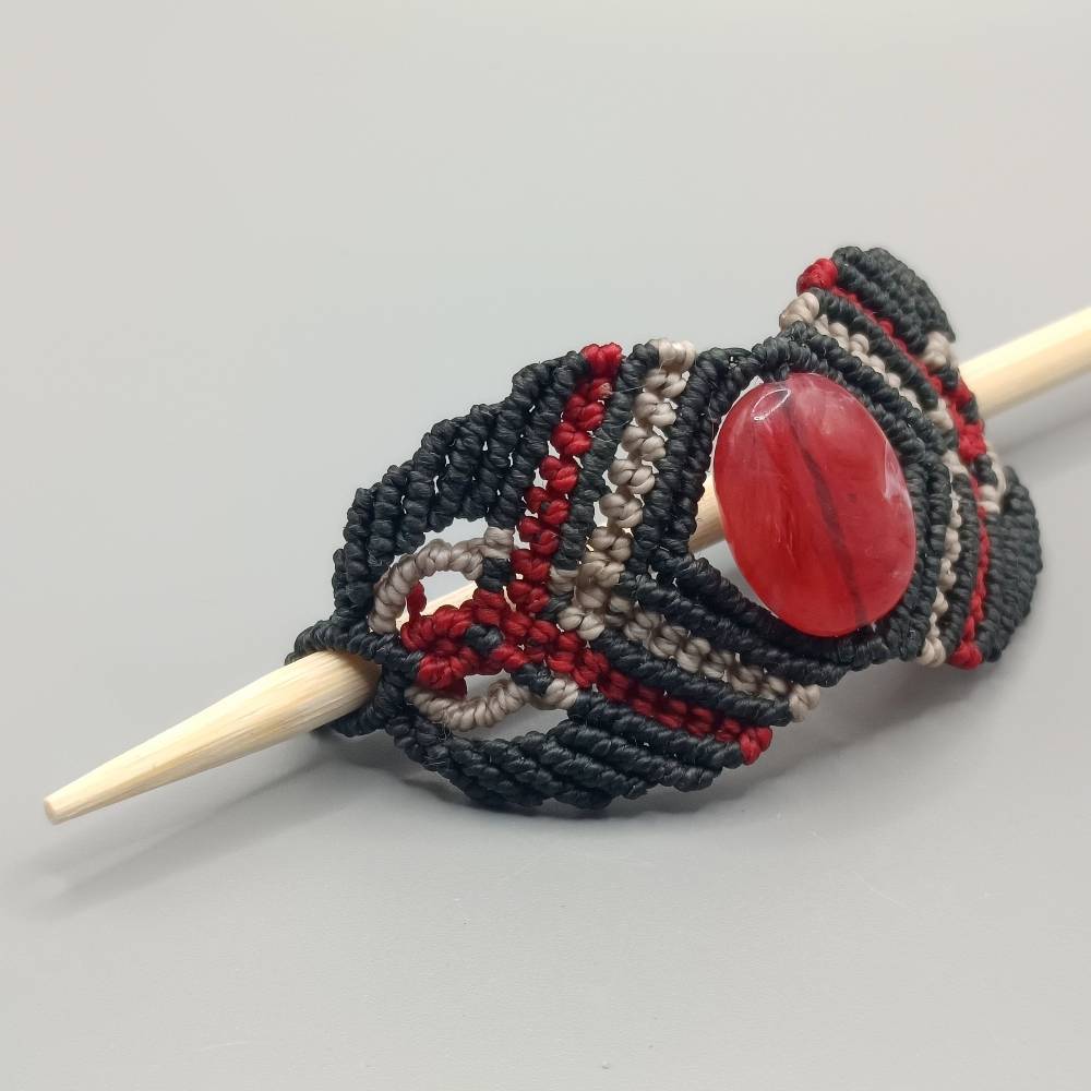 Makramee Haarspange in schwarz, rot und beige mit einem roten Glasstein und einem naturbelassenem Holzpin Bild 2