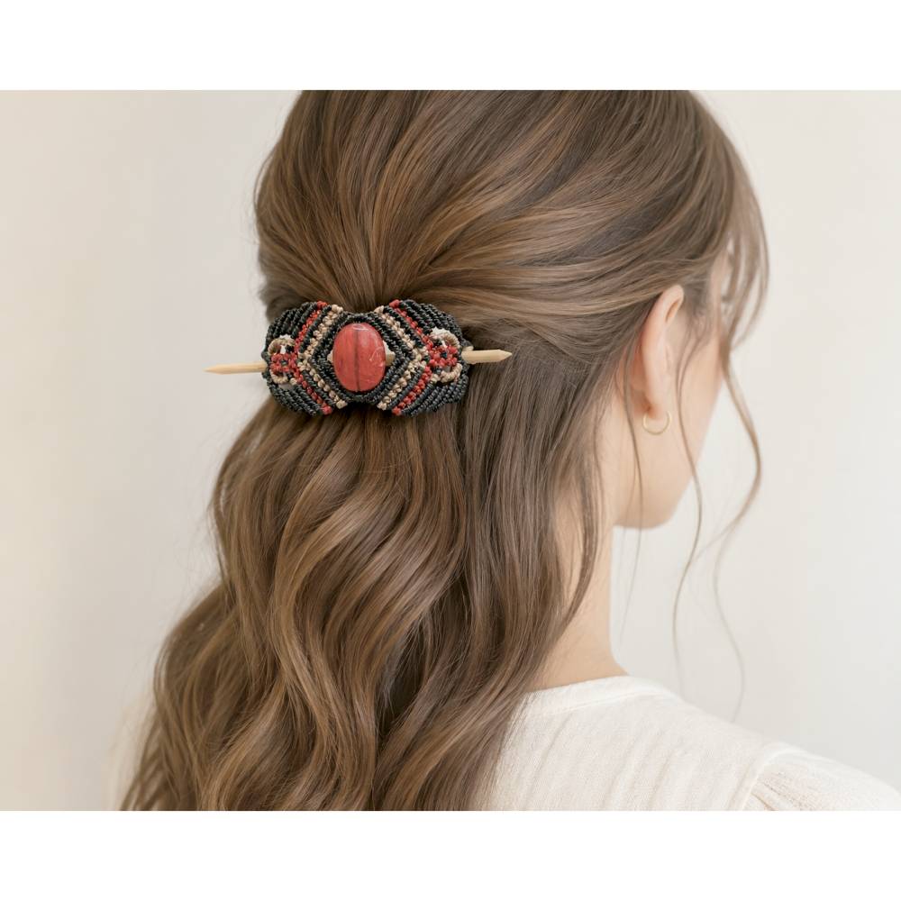 Makramee Haarspange in schwarz, rot und beige mit einem roten Glasstein und einem naturbelassenem Holzpin Bild 3