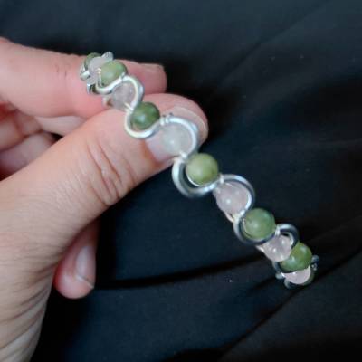 Handgefertigter Armreif aus Aluminium & Messingdraht mit Jade und Rosenquarz– Drahtschmuck Unikat