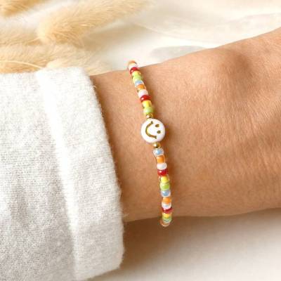 Farbenfrohes Freundschaftsarmband mit Acrylperle Smiley, Herz, Peace oder Buchstabe, Miyuki und Toho Rocailles, 