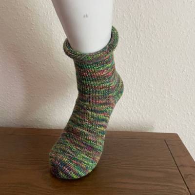 Gestrickte Wollsocken Gr. 42/43 Unisex mit Rollrand – Handgemachte grün-multicolor Socken als Geschenk