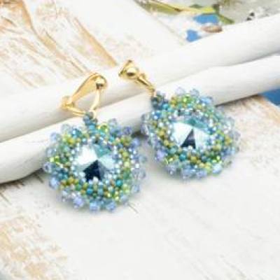 Funkelnde Glasperlen Ohrclips in blau Beadwork Sommerohrschmuck, handgemacht Unikat, Geschenkidee Frau, Braut, Hochzeit