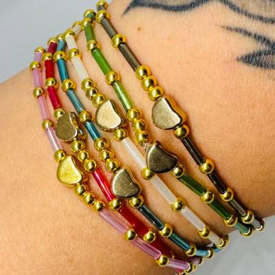 Boho Herz Armband – Handgemachtes Perlenarmband mit goldfarbenen Perlen und Wunschtext