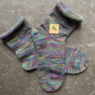 Gestrickte Wollsocken Gr. 42/43 Unisex mit Rollrand – Handgemachte grau-grün-multicolor Socken als Geschenk