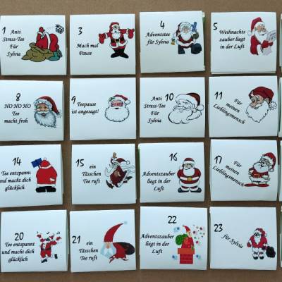 Adventkalender mit Zahlen 24 Teebeutelchen und die passende Banderole und eine Geschenktüte mit Aufdruck