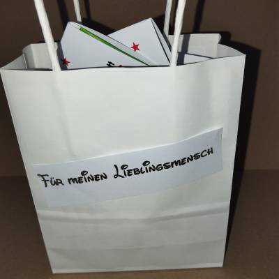 15 Teebeutelchen und die passende Banderole mit verschiedenen Sprüchen rund um den Te und eine Geschenktüte mit Aufdruck