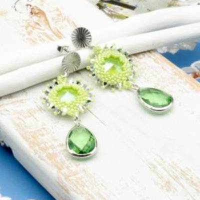 Grüne Glas Ohrstecker, Beadwork Sommerschmuck, Geburtstag, handgemachter Glasperlen Anhänger Unikat, Geschenkidee Frau