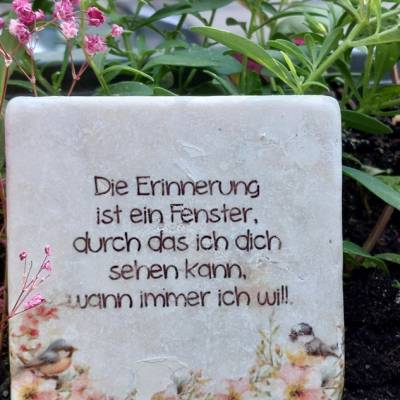 Gedenkstein mit zarter Illustration und Poesie Abschied, Trauer