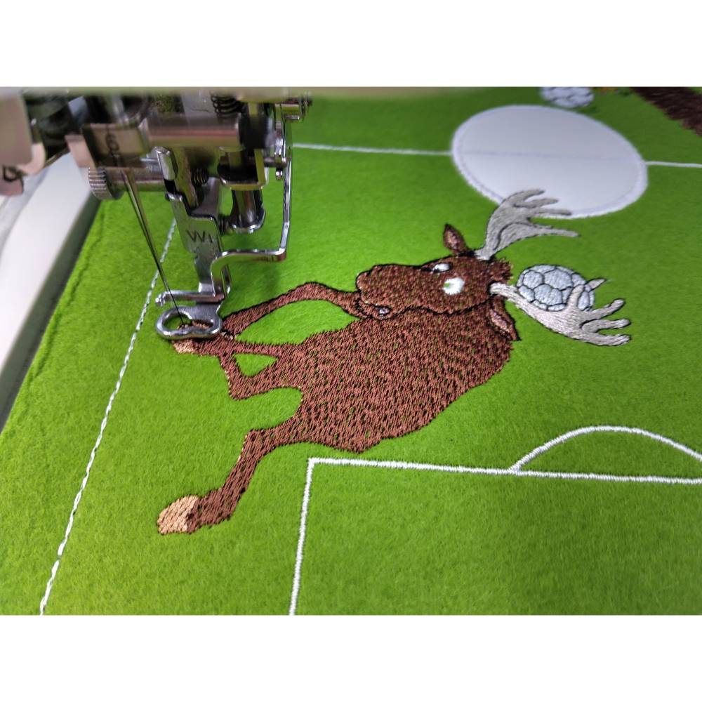 Fußball Elch Stickdatei 14x14cm bzw. 15x15cm – Witziges Kopfballmotiv für deine Stickmaschine Bild 2
