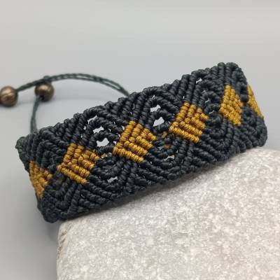 schlichtes Makramee Armband in schwarz und gold
