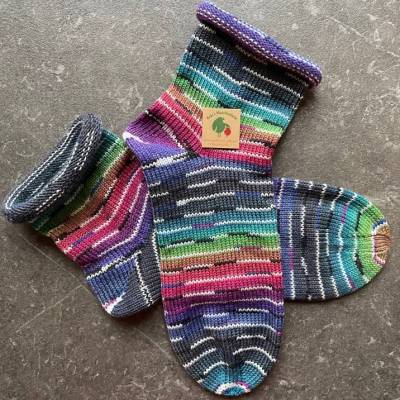 Gestrickte Socken Gr. 38/39 – Rollrand Wollsocken blau lila pink grün, Damensocken Geschenkverpackung inklusive