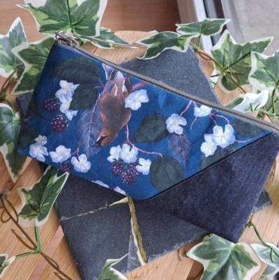 Exklusives Dreiecks-Mäppchen mit botanischen Illustrationen von Vögeln und Schmetterlingen von WolframArt.