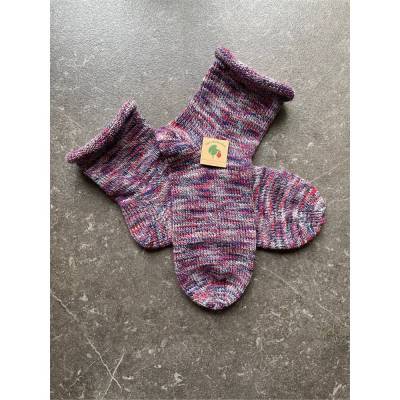 Gestrickte Socken Gr. 40 – Rollrand Wollsocken Damensocken flieder-multicolor – Geschenkverpackung inkl.