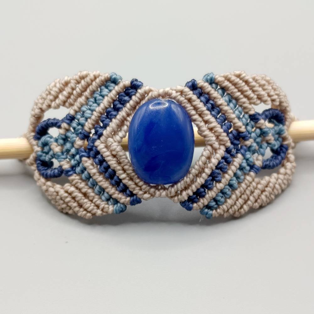 Makramee Haarspange in beige und blau mit einem blauen Glasstein und einem naturbelassenem Holzpin Bild 2