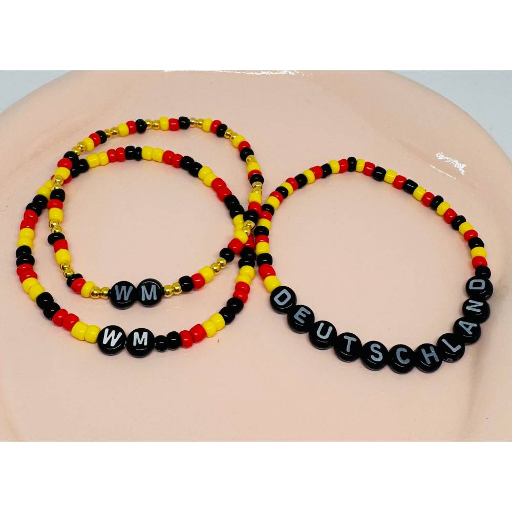Deutschland Fan-Armband personalisiert – WM & EM Armband mit Wunschtext Handgefertigtes Perlenarmband Bild 1