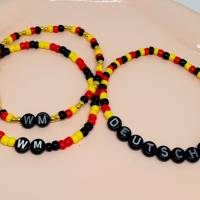 Deutschland Fan-Armband personalisiert – WM & EM Armband mit Wunschtext Handgefertigtes Perlenarmband
