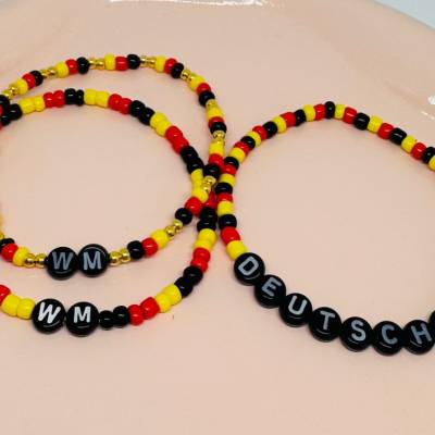 Deutschland Fan-Armband personalisiert – WM & EM Armband mit Wunschtext Handgefertigtes Perlenarmband
