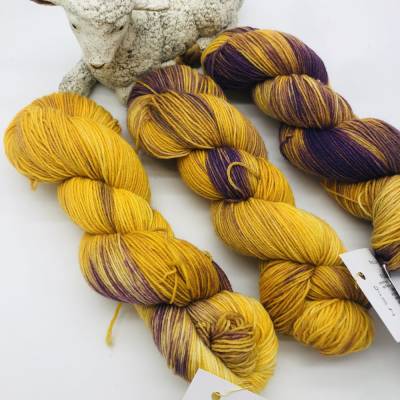 Sockenwolle 4-fach handgefärbt "senf-violett²