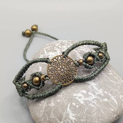 filigranes Makramee Armband in olivgrün mit einem bronzefarbenen Mandala und Metallperllen