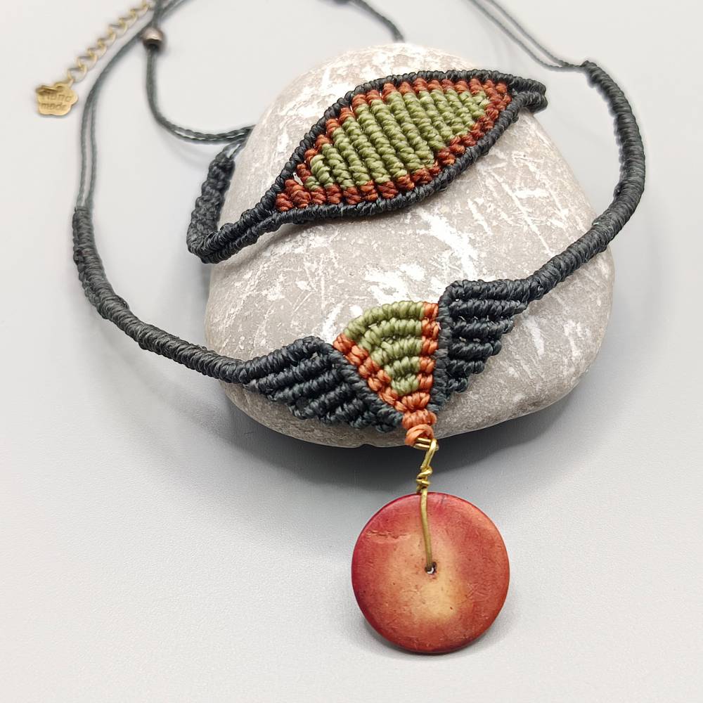 Makramee Schmuckset bestehend aus Kette und Armband in schwarz, grün und terracotta mit einer Holzscheibe als Anhänger Bild 1