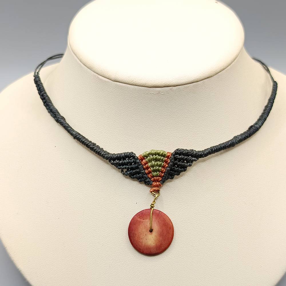 Makramee Schmuckset bestehend aus Kette und Armband in schwarz, grün und terracotta mit einer Holzscheibe als Anhänger Bild 2