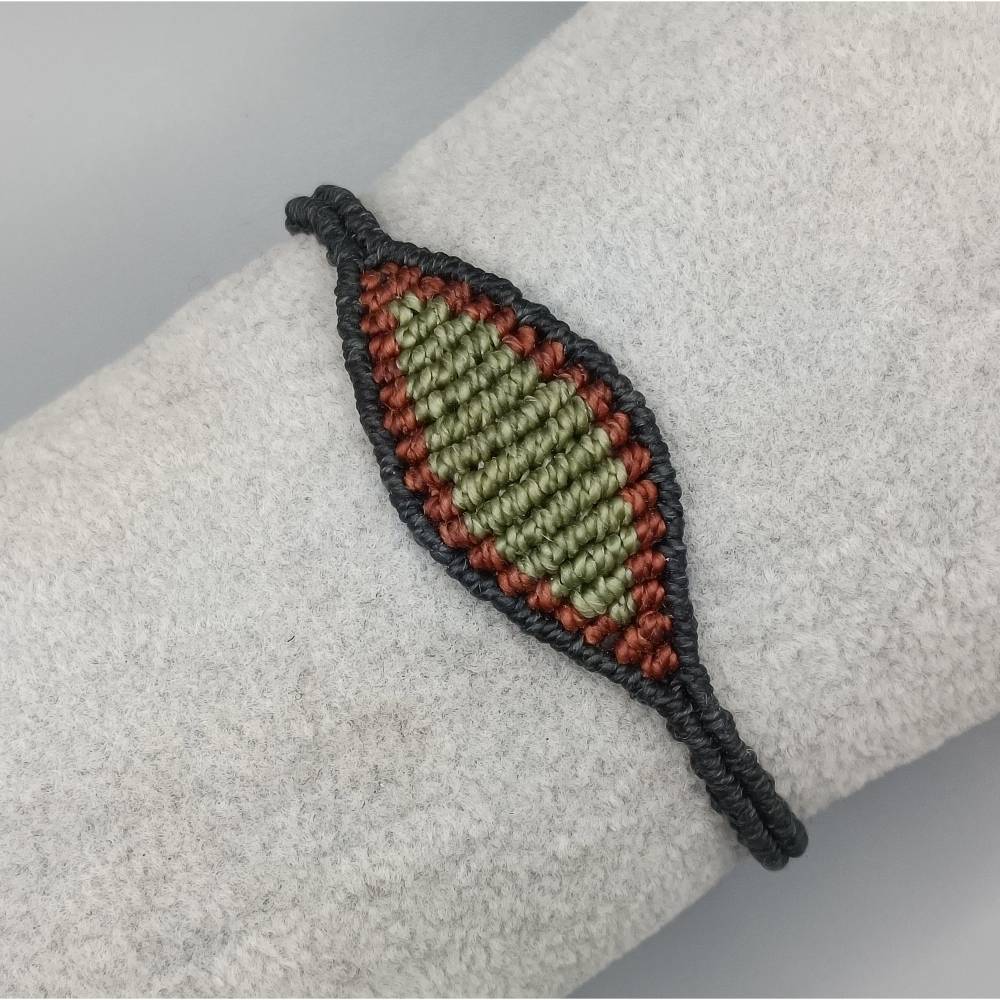 Makramee Schmuckset bestehend aus Kette und Armband in schwarz, grün und terracotta mit einer Holzscheibe als Anhänger Bild 3