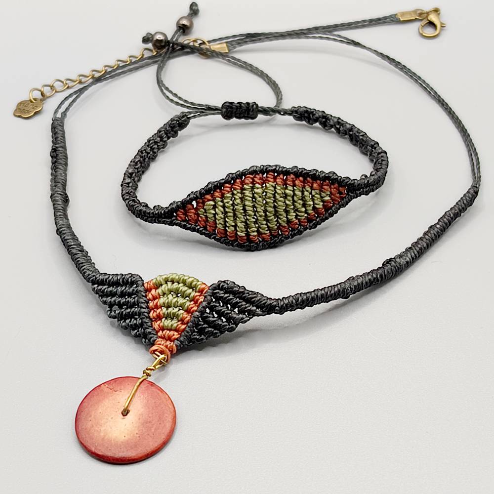Makramee Schmuckset bestehend aus Kette und Armband in schwarz, grün und terracotta mit einer Holzscheibe als Anhänger Bild 4