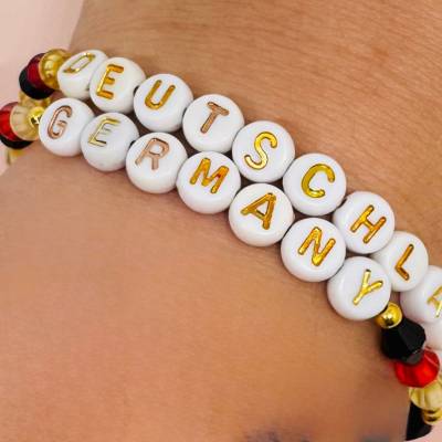 Deutschland Fan-Armband personalisiert – WM & EM Armband mit Wunschtext Handgefertigtes Perlenarmband