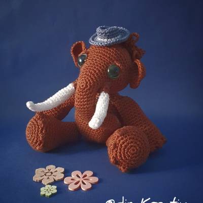 Gehäkelter Mammut Malcolm (22 cm) | Hochwertiges Amigurumi aus Baumwolle | Handgefertigt als Geschenk und Dekoration