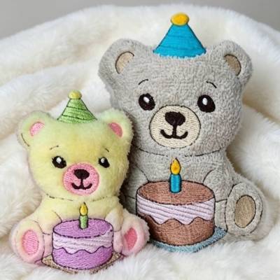 Stickdatei Teddy Bruno mit Kuchen In the Hoop Set 2697 – Maschinenstickerei von Design-by-Jasmina