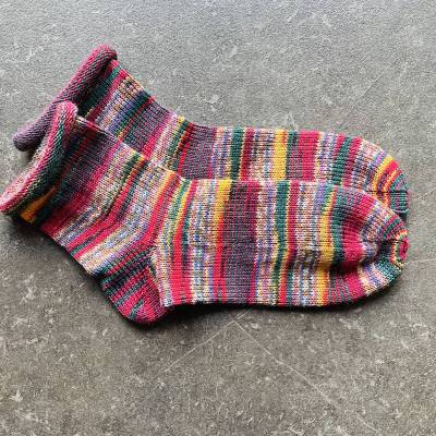 Gestrickte Socken Gr. 40/41 – Rollrand Wollsocken rot-bunt gemustert, Damensocken Geschenkverpackung inklusive