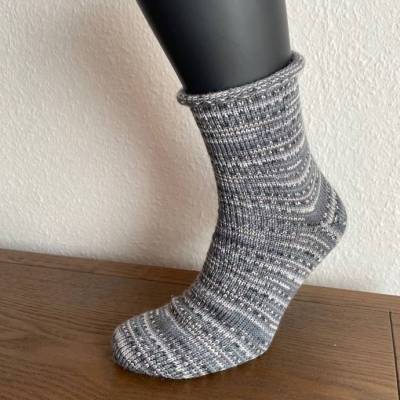 Gestrickte Socken Gr. 44/45 – Rollrand Wollsocken grau geringelt, Herrensocken Geschenkverpackung inkl.
