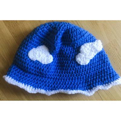 Gehäkelter Sommerhut in Himmelblau mit Wolken – handgemachter Bucket Hat für Erwachsene