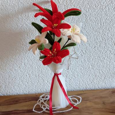 Handgemachter Blumenstrauß aus Plüschdraht in Beige & Rot – ca. 40 cm