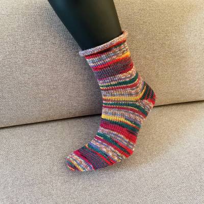 Gestrickte Socken Gr. 44/45 – Rollrand Wollsocken rot-bunt gemustert, Damensocken Geschenkverpackung inklusive