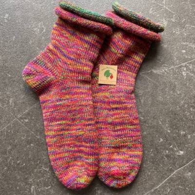 Stricksocken Gr. 39/40 – Doppelsocke Zwiebelprinzip, 2-in-1 Damensocke, Doppelrollrand, rot-grün , Geschenkverpackung