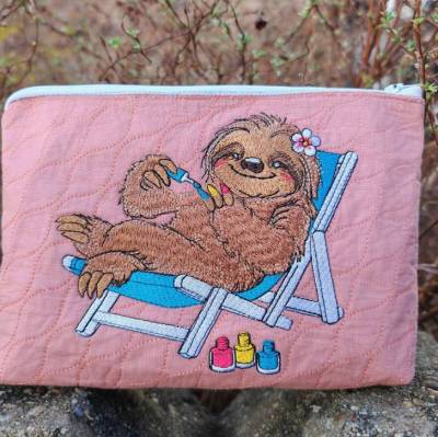 Stickdatei Faultier Nagellack 10x10cm – Sommerliches Faultier-Motiv für deine Stickmaschine