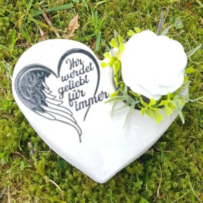 Grabherz aus Beton mit Schriftzug und Rose Grabschmuck Trauer Grabgesteck Herz