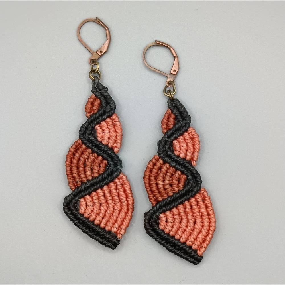 Makramee Ohrhänger in terracotta und schwarz Bild 1