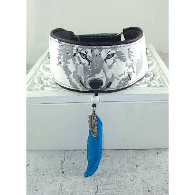 Windhundhalsband "Wolfsland" – Exklusives Dog Collar mit Zugstopp oder Klickverschluss Wolfsmotiv mit Schmuckfeder