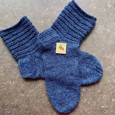 Handgestrickte Wollsocken Gr. 42/43 blau-moulinè – Stabiles Muster-Bündchen & verstärkte Ferse, Geschenkverpackung