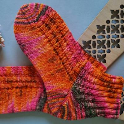 Socken Damen - Kurzsocken 38/39 handgestrickt, orange, grün- pinkfarben  in unregelm.Verlauf  mit Muster #26.36.