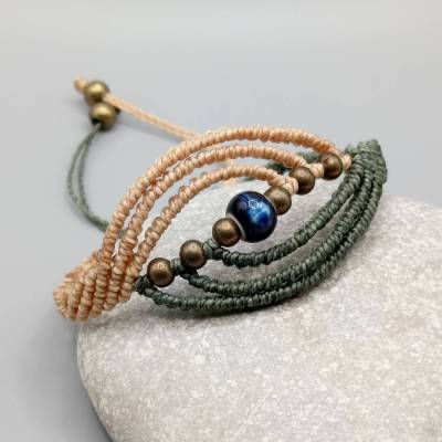 zierliches Makramee Armband in olivgrün und beige mit einer marmorierten Keramikperle und bronzefarbenen Metallperlen