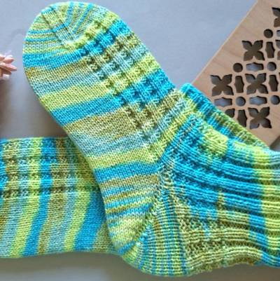 Socken Damen - Kurzsocken 38/39 handgestrickt in unregelmässigem Verlauf  mit einem zarten Muster. #26.34