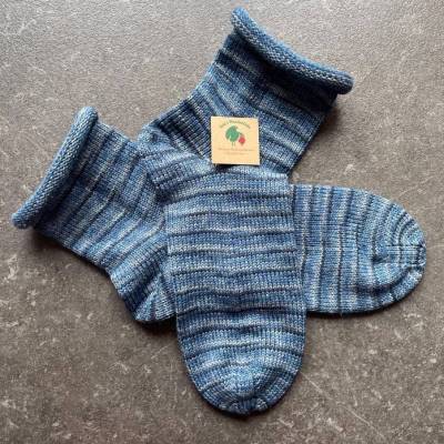 Gestrickte Wollsocken Gr. 42/43 Unisex mit Rollrand – Handgemachte Socken jeansfarben als Geschenk